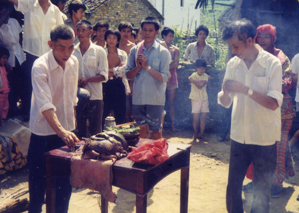 胡振坤-婺源傩舞国家级传承人胡振坤（已逝）举行开傩仪式（左一）.JPG