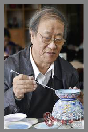4、点蓝：经过掐丝工序后的胎体，再经烧焊、酸洗、平活、正丝等工序后，进入点蓝工序。点蓝是艺师把事先备好的珐琅釉料，依照图案所标示的颜色，用由铜丝锤制成的小铲形工具，一铲铲地将珐琅釉料填充入焊好的铜丝纹饰框架中。.png