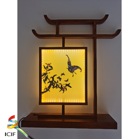 双面绣台灯  展品介绍：此幅手工晋绣观赏绣品是以作者为主创团队创作的“双面绣伴手礼”系列绣品，是晋绣坊新近开发的发光实用摆件工艺品。.png