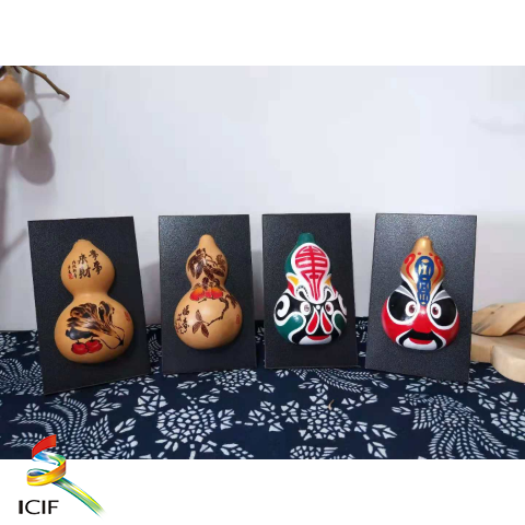 福禄相伴 展品介绍：福禄相伴，选用一半葫芦镶嵌，葫芦寓意“福禄”，一半葫芦寓意“福禄相伴”，在葫芦上烙绘各种吉祥图案，摆放漂亮，此款产品为专利产品。.png