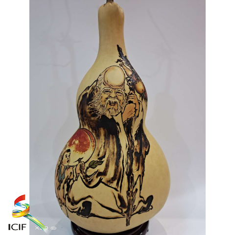烙画葫芦《仁者寿》 展品介绍：天然葫芦手工烙画，葫芦寓意“福禄”，上面烙绘寿星，寓意“福禄寿”.png