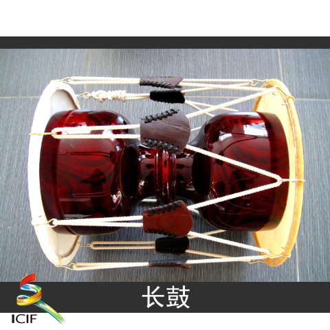 1.5尺长鼓   展品介绍：长鼓是具有悠久历史的朝鲜族独有民族乐器，也是朝鲜族音乐和舞蹈活动中不可缺少的节奏乐器之一，根据表象形式的不同，可以作为舞蹈用鼓、也可以作为演奏时伴奏用。长鼓分为高音面和低音面，分别用鼓鞭和鼓锤来敲打两种面来演奏出多样化而丰富的鼓声。.png