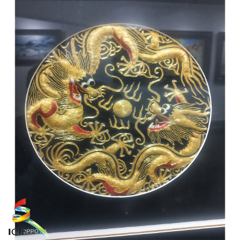 满绣《盘金龙》 展品介绍：满绣《盘金龙》融入了更多历史题材和年代元素，还有皇家宫廷文化，“绣龙，绣凤都是典型的满绣技法。代表性传承人袁佳欣，经过多年潜心研究，独创出3D立体盘金龙绣品，她在传统的满绣上加上突鼓，以刺绣的凹凸层次，生动的展现出物体的立体形态，可以从多个视角欣赏到绣面的立体感，观感更丰富效果更佳。今天，在这当年的海东之地古塔之畔，依旧遗存着满族民间妇女传统的针黹刺绣，形态本真，传.png