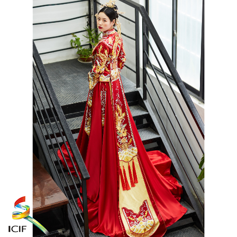 满绣《满锦》中式婚礼服  展品介绍：刺绣手法：纯手工盘金绣，刺绣盘金龙凤 寓意龙凤呈祥，盘金牡丹祥云 寓意吉祥如意，盘金石榴 寓意多子多孙！上万针穿梭于绣面，工期10个月，同时需要2个绣娘共同完成。.png