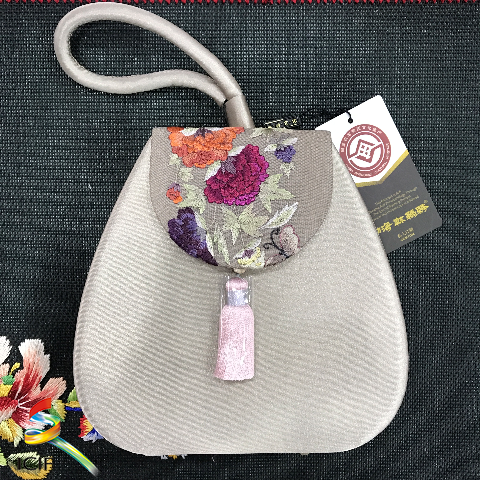 韩式刺绣手腕包 展品介绍：简约便携，包内空间很大，面料舒适柔软，使用携带方便。.png