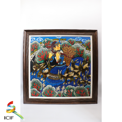 牧归  展品介绍：《牧归》磨漆画，制作工艺：蛋壳镶嵌、螺钿镶嵌、变涂、犀皮、变涂、磨显。内容为彝族少女放牧归来场景。有较高的收藏价值。.png