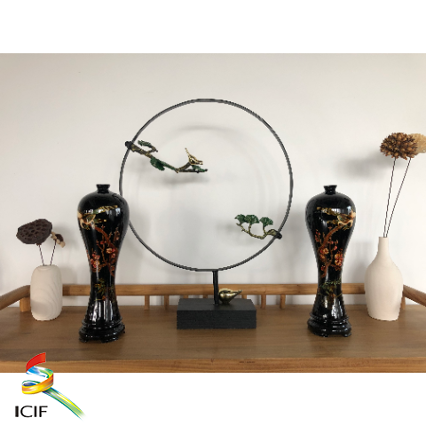喜上眉梢  展品介绍：国家级非物质文化遗产保护名录---《大方彝族漆器髹饰技艺》代表作品，采用传统皮胎漆器制作工艺制作而成，胎体为大漆皮胎，装饰内容为喜鹊登梅，寓意喜庆，有较高的收藏价值。.png