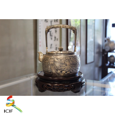 纯手工银壶【万里长城】  展品介绍：著名的万里长城，像一条矫健的巨龙，蜿蜒曲折，蟠伏在中华大地上。万里长城，气势磅礴，雄伟壮观，是我国古代劳动人民创造的奇迹，是世界上最宏伟的建筑工程，是人类历史上独一无二、举世无双的。长城就像祖国母亲的心脏，中华民族团结一致的象征，乃中华民族的灵魂。各族人民热爱万里长城，热爱我们伟大的祖国。.png