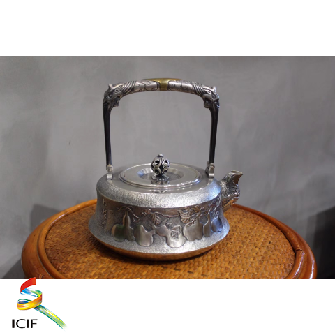 纯手工银壶【鸿福】  展品介绍：纯手工一体壶，由中国书法家协会会员孙振华老师亲笔创作，寓意云献吉祥，顺天多福。.png