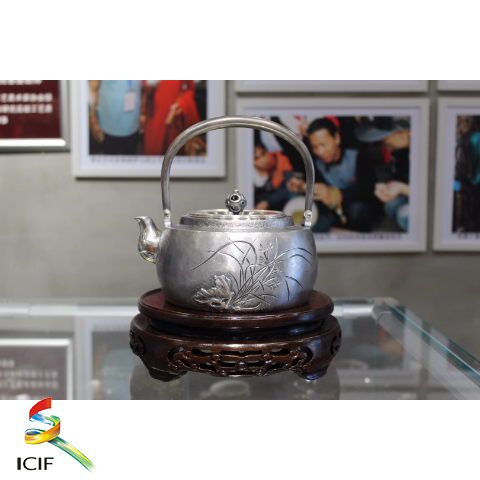纯手工银壶【蘭香】  展品介绍：兰花是高洁典雅的象征，清而不浊，被誉为“花中君子”，“西风寒露深林下，任是无人也自香”。.png