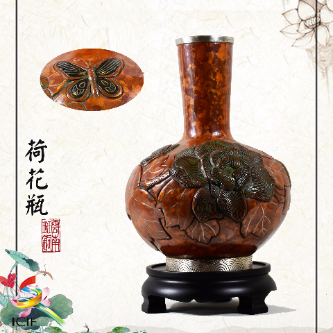 精品乌铜29公分荷花瓶  展品介绍：荷花瓶形为长颈、鼓腹，蝴蝶，荷花题材，采用浮雕手法，传统的錾刻工艺，瓶口包银边。做工精美，造型别致。再经过云南独有的斑铜传统工艺和乌铜走银精工制作，使其除具艺术感染力外，还有极高的收藏价值。.png