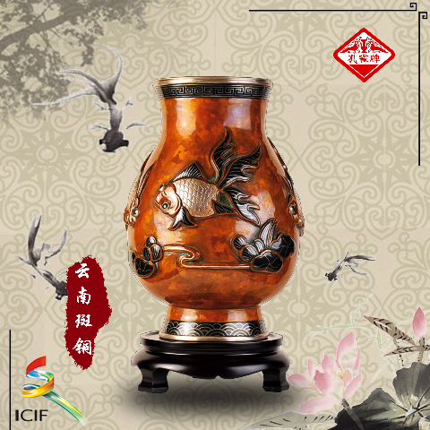 乌铜走银金玉满堂瓶  展品介绍：金玉满堂瓶瓶形庄重大方，取材于传统图案“金玉”取谐音“金鱼”寓意富贵、吉祥。整个瓶身装饰有浮雕的金鱼图案，再经过云南独有的斑铜传统工艺和乌铜走银精工制作，使其除具艺术感染力外，还有极高的收藏价值。.png