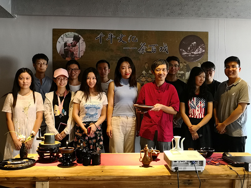 2018年7月27日给北京大学青年智库学会和CCTV记者讲授茶百戏 拷贝.jpg