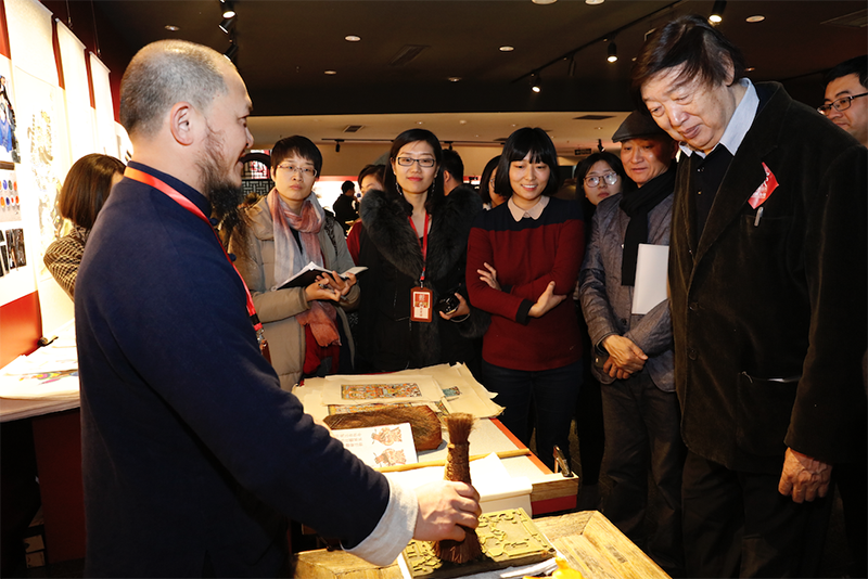 2016年12月参加冯骥才艺术研究院“原生态  新生代  年画新力量   中国木版年画传承人新生代作品展”冯先生关心夹江年画 拷贝.png