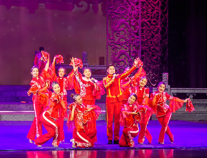 2023年2月4日在辽河大剧院演出二人转《回娘家》表演者：张春丰，王超（拍摄：铁岭艺术团摄制组）.jpg