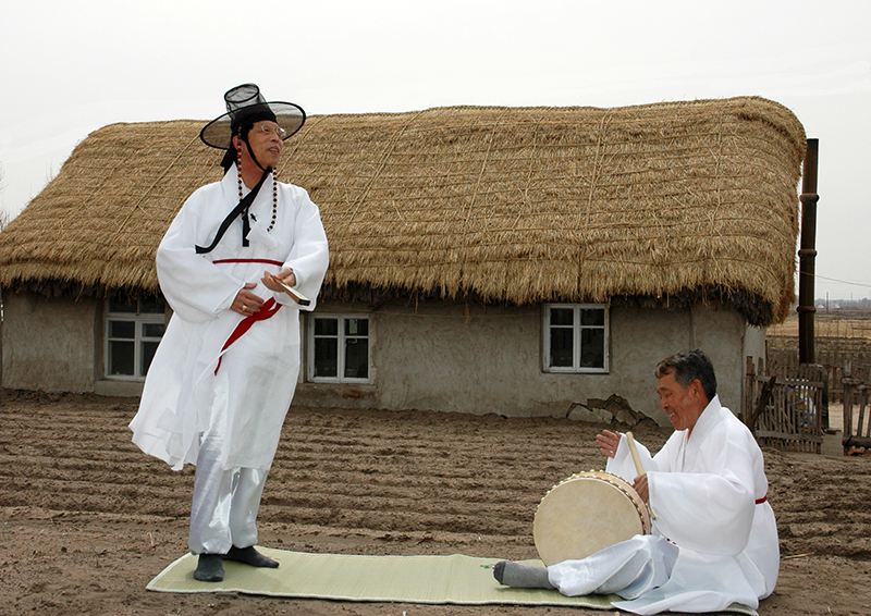 2008年4月12日盘索里传承人金礼浩和传承人洪永吉（拍摄：铁岭市朝鲜族文化艺术馆 吴致鸫）.jpg