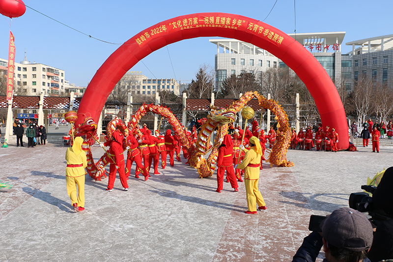 2022年2月15日外研传媒拍摄于驻跸园广场：参加铁岭市2022年“文化进万家-视频直播家乡年”元宵节非遗展演活动（摄影：外研传媒摄制组）.JPG