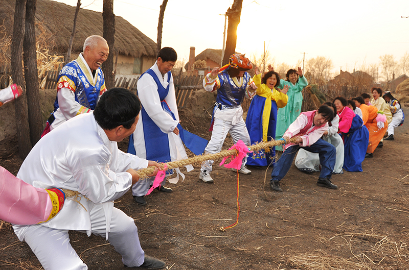 2010年2月28日拔大河预祝丰收   （ 摄影：吴致鸫 铁岭市朝鲜族文化艺术馆）.jpg