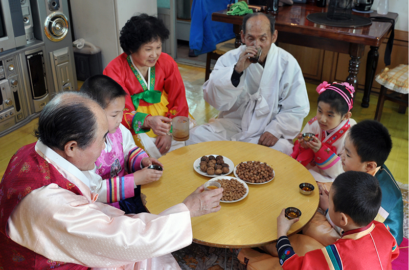 2010年2月28日喝聪耳酒 吃坚果  （摄影：吴致鸫 铁岭市朝鲜族文化艺术馆）.jpg