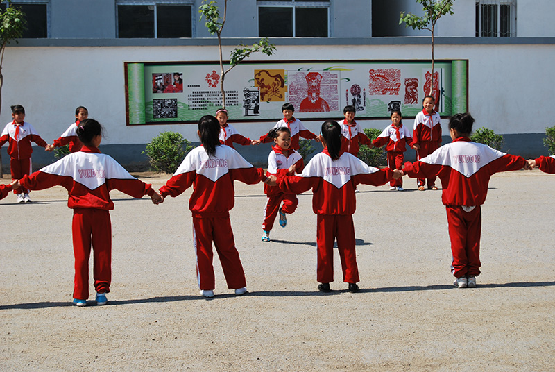 2009年5月26日在开原八宝小学《辽北满族儿童游戏》传承教学基地教学项目——跑马冲城游戏 拍摄：申明.jpg