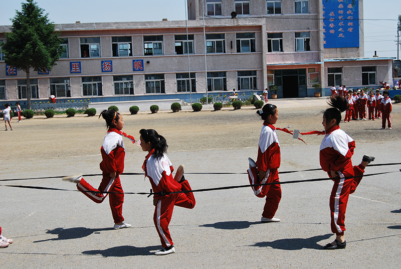 2009年5月26日在开原八宝小学《辽北满族儿童游戏》传承教学基地教学项目——跳皮筋游戏 拍摄：申明.jpg