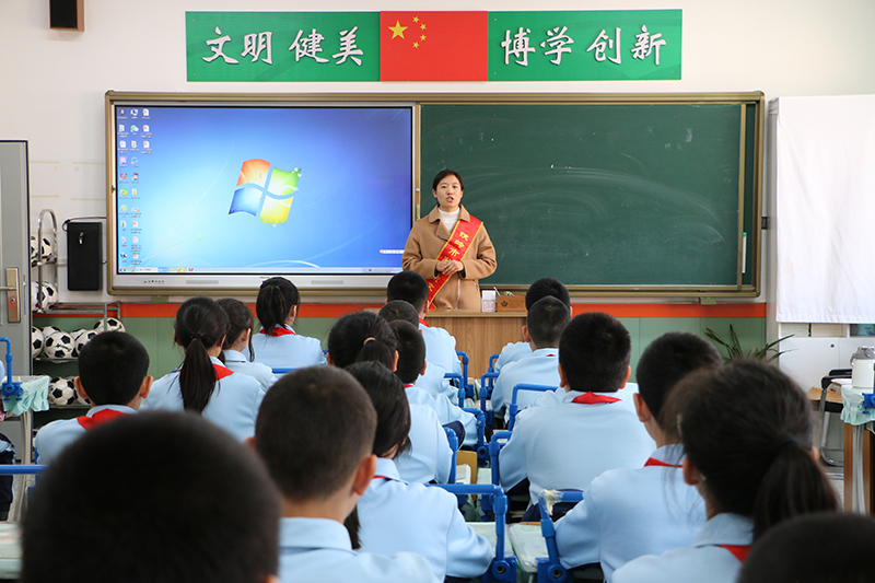 2023年3月28日外研传媒拍摄于调兵山市第一小学：传承人张亮亮为调兵山市第一小学六年一班的同学们讲述调兵山民间故事.jpg