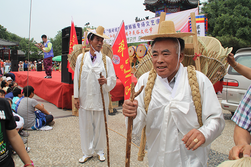 2014年6月2日 龙首山.卖端午扇    拍摄者：吴致鸫.JPG