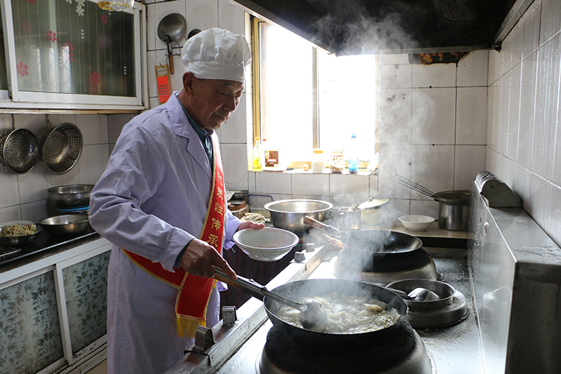 2023年3月28日外研传媒拍摄于昌图黑猪肉炖菜制作技艺传承基地：代表性传承人康玉民制作昌图黑猪肉炖菜技艺.jpg
