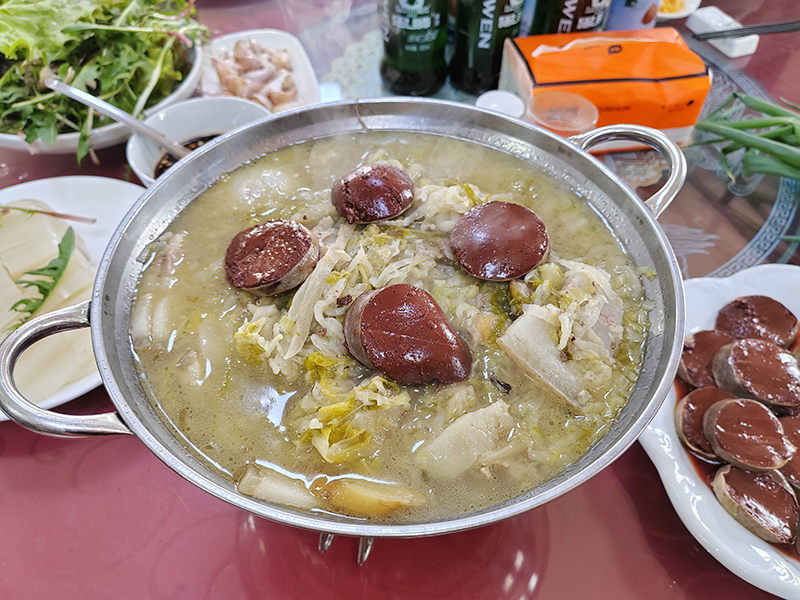 2023年3月28日外研传媒拍摄于昌图黑猪肉炖菜制作技艺传承基地：菜肴猪肉炖酸菜血肠.jpg