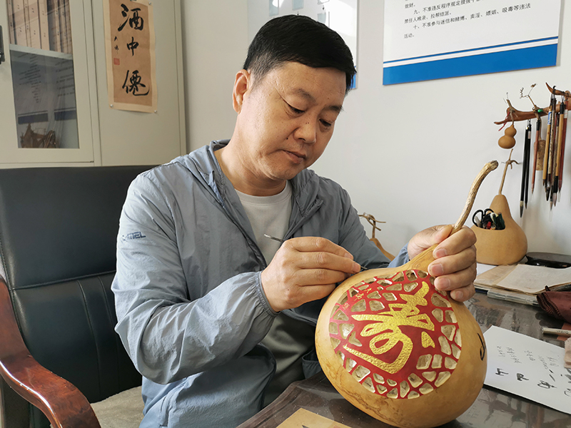 2022年5月31日拍摄：铁岭县葫芦雕刻艺术传承人付光伟正在创作.jpg