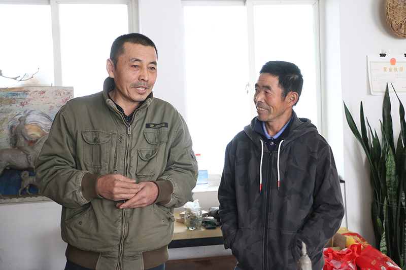 2023年3月22日外研传媒拍摄于西丰县德兴乡：西丰满族泥塑代表性传承人（左）张文涛、（右）张云富.JPG