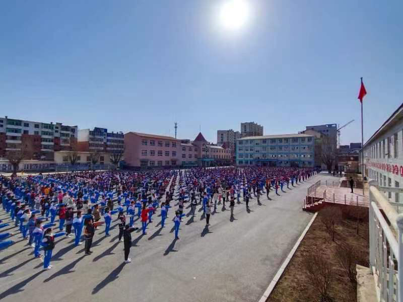 2023年3月31日辽派武式新架太极拳传承人于升甫在鸿志小学参加武术进校园活动.jpg