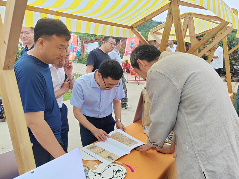 非遗展示+领导 (1).jpg