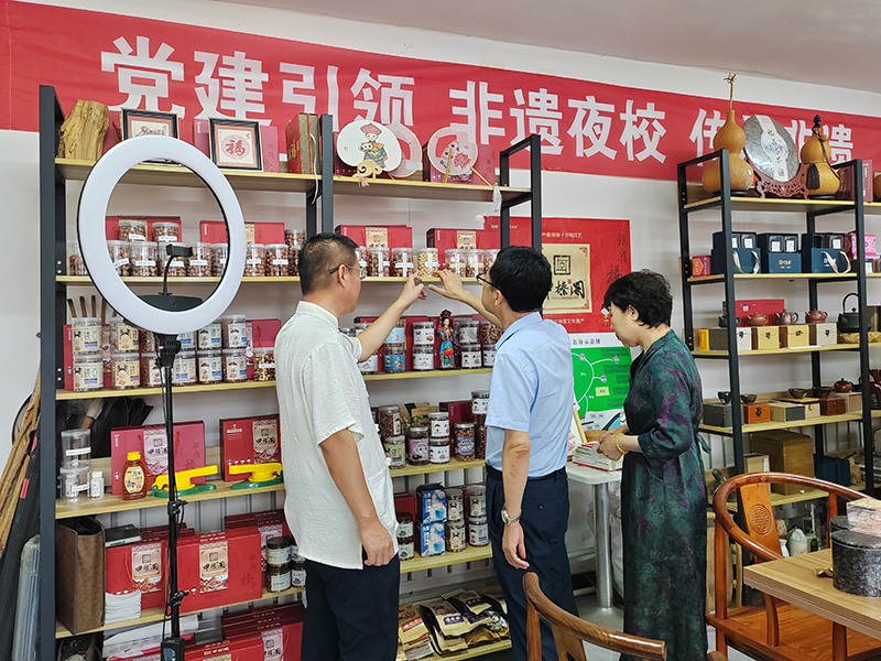 领导参观中榛阁 (1).jpg