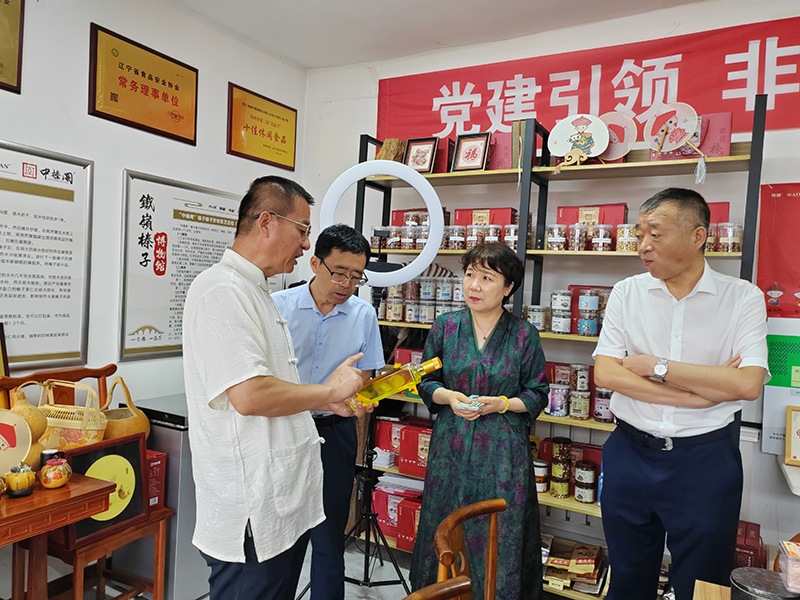 领导参观中榛阁 (2).jpg