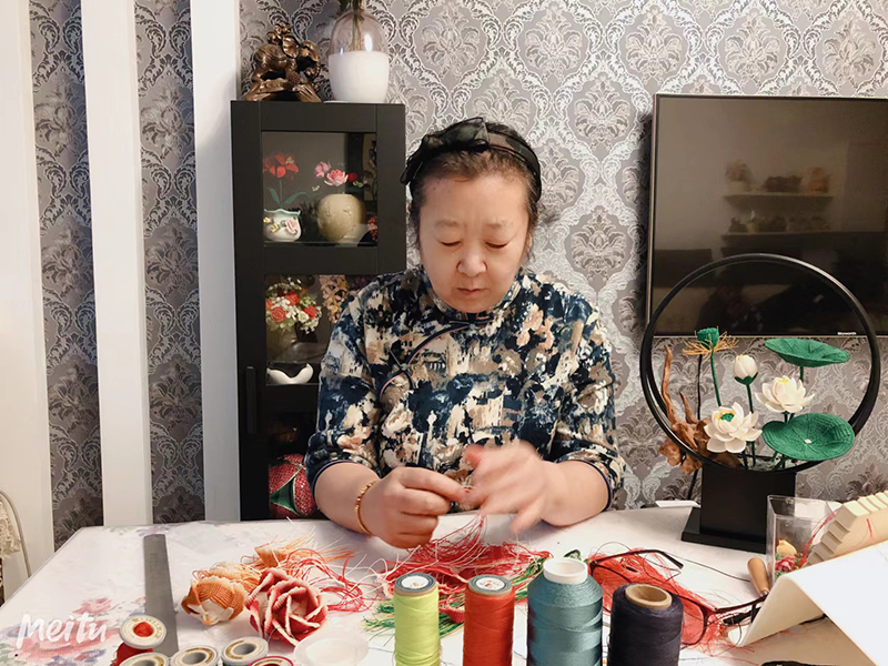 第三代传承人郭顺润老师正在编制绳结作品 (2).jpg