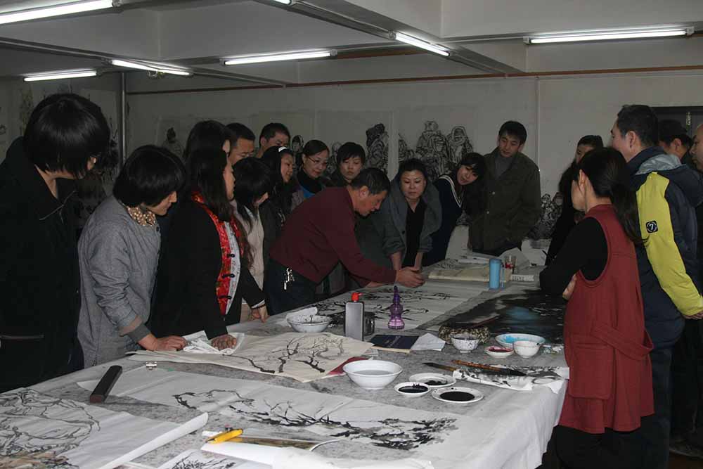 指画院周五雅集杨老师示范指画人物.jpg