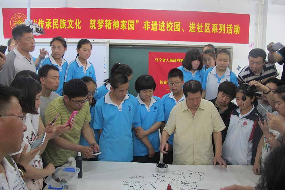 2015.6月省非遗活动走进校园，杨一墨老师为铁岭市六中师生做示范，活动现场师生热情高涨.jpg