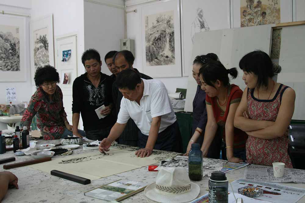 2009年指画院雅集杨老师为画家示范指画.JPG