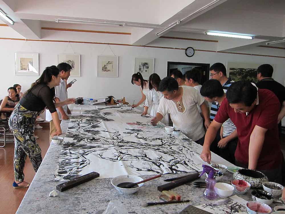 2015.8央视4频道《远方的家》系列活动走进铁岭指画院，画院画家为节目组创作指画作品.JPG
